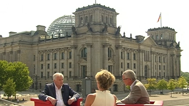 Horst Seehofer im Gespräch vor dem Reichstag | Bild: ARD