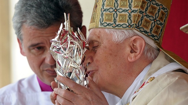 Heiligsprechung Johannes Paul II: Papst Benedikt XVI. küsst eine Reliquie, in der sich Blut von Papst Johannes Paul II befindet | Bild: picture-alliance/dpa