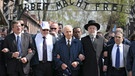 Shimon Peres  (m.) im April 006 in Polen bei einem Besuch des Konzentrationslagers Auschwitz | Bild: dpa/picture-alliance/Jacek Bednarczyk 