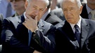 Premierminister Benjamin Netanjahu (li.) und Präsident Shimon Peres (r.) in Yad Vaschem anlässlich des Holocaust-Gedenktages.  | Bild: dpa/picture-alliance