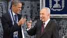 Shimon Peres (li.) und Barack Obama (r.) bei einem offiziellen Abendessen in Peres' offiziellen Wohnsitz in Jerusalem im März 2013.  | Bild: dpa/picture-alliance/Yin Dongxun