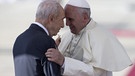 Shimon Peres (li.) und Papst Franziskus (r.) im Mai 2014 auf dem Flughafen von Tel Aviv  | Bild: dpa/picture-alliance/Oliver Weiken 