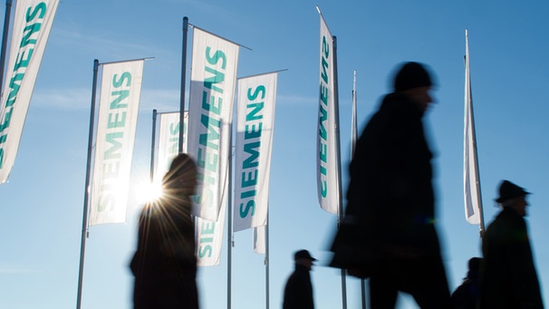 Aktionäre auf dem Weg zur Siemens-Hauptversammlung | Bild: picture-alliance/dpa