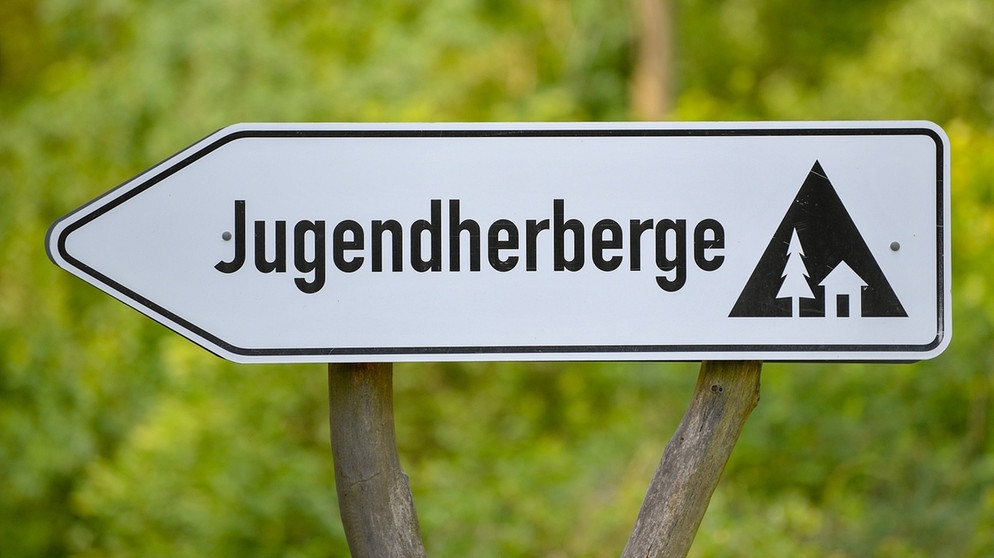 Ein Schild weist auf eine Jugendherberge hin. Die Corona-Krise stellt die 58 Jugendherbergen in Bayern nach Angaben des Bayerischen Jugendherbergswerks vor Probleme. | Bild: dpa-Bildfunk/Patrick Pleul