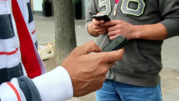 Flüchtlinge beim Gebrauch ihrer Smartphones | Bild: BR
