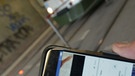 Augsburg: Rote Ampeln in der Fahrbahn für Smartphone-Fußgänger  | Bild: picture-alliance/dpa / Kay Nietfeld