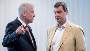 Der bayerische Ministerpräsident Horst Seehofer (l) und der bayerische Finanzminister Markus Söder | Bild: picture-alliance/dpa/Sven Hoppe