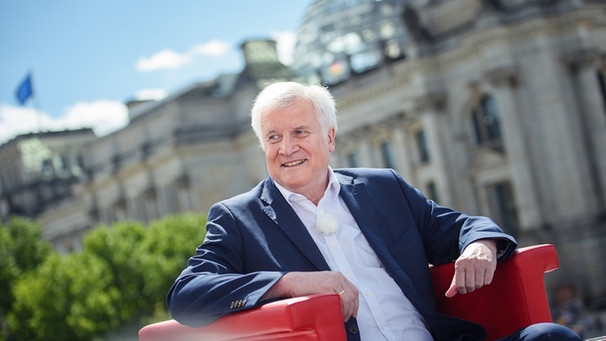  Horst Seehofer (CSU), Bundesinnenminister, sitzt vor Beginn der Aufzeichnung des ARD-Sommerinterviews vor der Kulisse des Reichstagsgebäudes. | Bild: dpa-Bildfunk/Gregor Fischer