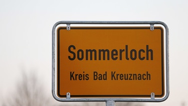 Ortsschild „Sommerloch“. | Bild: picture alliance/Norbert Schmidt