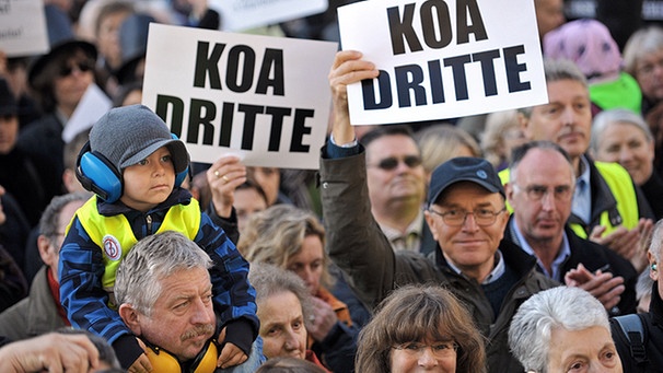Gegner des Baus einer dritten Startbahn am Münchner Flughafen bei einer Demonstration | Bild: picture-alliance/dpa