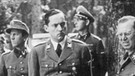 Joseph Goebbels (M), Hermann Göring (r) und Hitlers Adjudant Schaub (rechts neben Goering) betrachten nach dem misslungenen Attentat zerstörte Möbelstücke.  | Bild: picture-alliance/dpa
