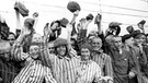 KZ Dachau: Häftlinge jubeln den amerikanischen Befreiern zu | Bild: picture-alliance/dpa