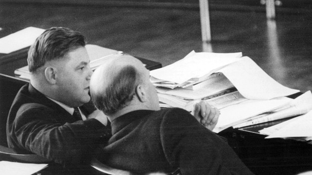 Franz Josef Strauß (l, CSU) und Johannes Semler (M, CSU) während der Debatte über die deutsch-alliierten Verträge im Deutschen Bundestag in Bonn am 04.12.1952. | Bild: picture-alliance/dpa
