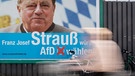 Ein Wahlplakat der AfD mit der Aufschrift "Franz Josef Strauß würde AfD wählen" ist am 08.09.2017 in München (Bayern) zu sehen. | Bild: dpa-Bildfunk/Sven Hoppe