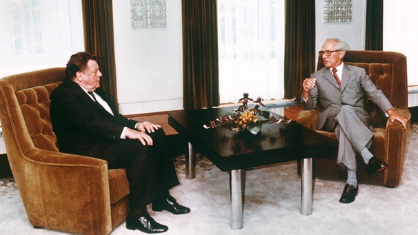 Ost-Berlin, 24. Juli 1983: Der bayerische Ministerpräsident Franz Josef Strauß (links) trifft den DDR-Staatsratsvorsitzenden Erich Honecker. | Bild: picture-alliance/dpa