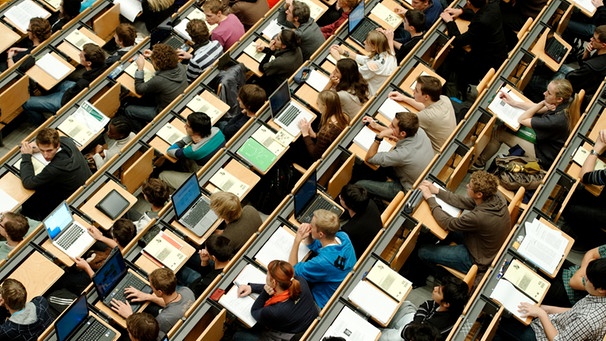 Studenten sitzen am 26.10.2011 in einem großen Hörsaal der Technischen Universität (TUM) in München | Bild: picture-alliance/dpa