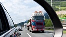 Lastwagen im Außenspiegel eines Pkw; Symbolbild Lkw-Transitverkehr auf der Inntalautobahn | Bild: picture-alliance/dpa/EXPA/ J. Groder