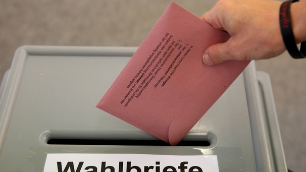 Wähler wirft Unterlagen in Wahlurne | Bild: picture-alliance/dpa | Bernd Wüstneck
