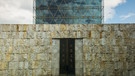 Die Haupteingangstüre der Synagoge Ohel Jakob in München. Die zehn Buchstaben des hebräischen Alphabets symbolisieren die Zehn Gebote. | Bild: BR/Sandra Demmelhuber