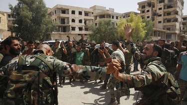 Syrian soldiers at the besieged city of Darayya  | Bild: picture-alliance/dpa/Youssef Badaw