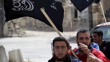 Männer auf einem Motorad halten Flaggen der Nusra-Front | Bild: Reuters (RNSP)
