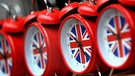 Der Countdown läuft. Vier Wecker mit britische Flagge. | Bild: picture-alliance/dpa