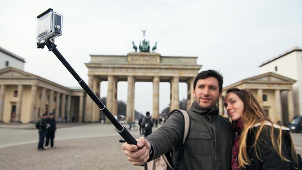 Selfie vor dem Brandenburger Tor | Bild: picture-alliance/dpa