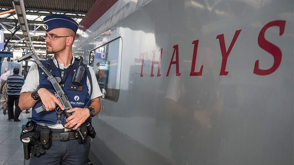 Bewaffneter Polizist neben einem Thalys-Zug | Bild: picture-alliance/dpa