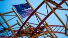 Flaggen der USA und der EU wehen über einer Achterbahn | Bild: picture-alliance/dpa