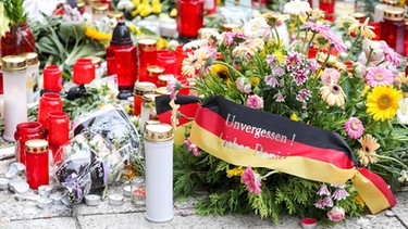 Die rechtspopulistische Gruppering "Pro Chemnitz" hat nach dem Messerangriff, in dessen Folge ein 35-Jähriger starb, den haftbefehl der Polizei für den mutmaßlichen Täter geleakt. | Bild: picture-alliance/dpa