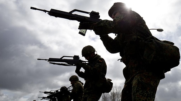 Bundeswehr-Soldaten üben mit dem G36-Sturmgewehr | Bild: picture-alliance/dpa