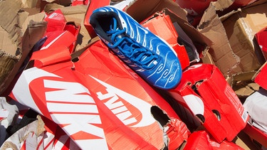 Gefälschte Nike-Turnschuhe | Bild: pa/dpa