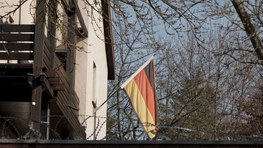 Am Verbindungshaus der Prager Burschenschaft Teutonia zu Würzburg weht eine Deutschlandfahne. | Bild: BR