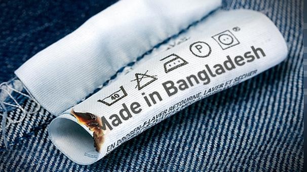 Etikett eines Kleidungsstückes mit Schriftzug "Made in Bangladesh" | Bild: colourbox.com; Montage: BR