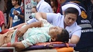 Rettungssanitäter leisten erste Hilfe, nachdem in Trang in Thailand am 11. August eine Bombe explodiert ist | Bild: Reuters/Stringer