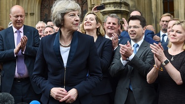 Prime Minister in waiting Theresa May (front) delivers a statement outside parliament in London, Britain | Bild: picture-alliance/dpa