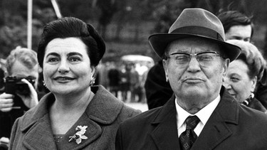 Josip Broz Tito mit Ehefrau | Bild: picture-alliance/dpa