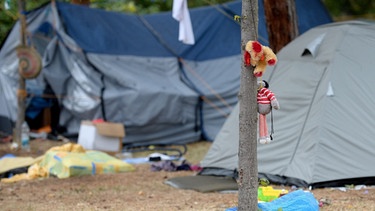 Tents and toys on the premises of the refugee camp in Traiskirchen, south of Vienna, Austria  | Bild: picture-alliance/dpa