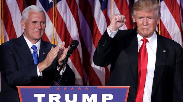 Donald Trump am Rednerpult neben Vizepräsident Mike Pence  | Bild: picture-alliance/dpa