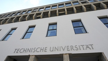  Der Eingang zum Hauptgebäude der Technischen Universität (TU) in München (Oberbayern) | Bild: picture-alliance/dpa/Andreas Gebert 
