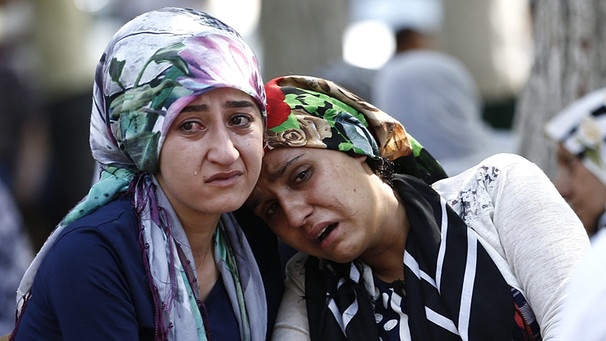 Zwei Frauen trauern um Opfer des Bombenanschlags auf eine Hochzeitsfeier im türkischen Gaziantep am 20.8.16 | Bild: picture-alliance/dpa