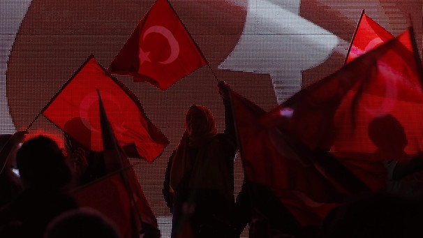 Unterstützer Präsident Erdogans während einer Demonstration | Bild: picture-alliance/dpa