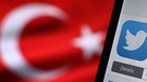 Türkische Flagge und Twitterlogo | Bild: picture-alliance/dpa