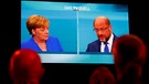 Journalists watch a TV debate between German Chancellor Angela Merkel of the Christian Democratic Union (CDU) and her challenger Germany's Social Democratic Party SPD candidate for chancellor Martin Schulz in Berlin, Germany, September 3, 2017. German voters will take to the polls in a general election on September 24. | Bild: Reuters (RNSP)