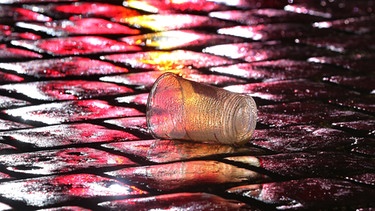Plastikbecher auf nassem Kopfsteinpflaster | Bild: picture-alliance/dpa