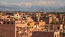 Ein Blick auf Marrakesch mit dem Atlasgebirge im Hintergrund | Bild: picture-alliance/dpa/Guy Thouvenin