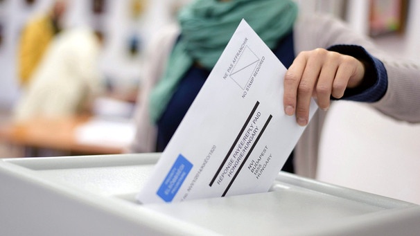 Wahlzettel wird in eine Wahlurne gesteckt | Bild: dpa/Bildfunk/Istvan Biro