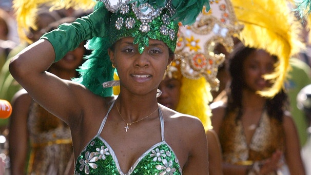 Samba-Tänzerinnen auf dem "Africa Festival" | Bild: picture-alliance/dpa