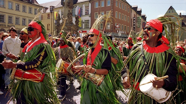 Umzug in Würzburg anlässlich des Africa Festivals (1997) | Bild: picture-alliance/dpa