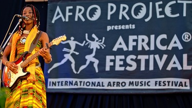 Offene Bühne des Würzburger "Africa Festivals" mit "Afro Project"-Transparent | Bild: picture-alliance/dpa